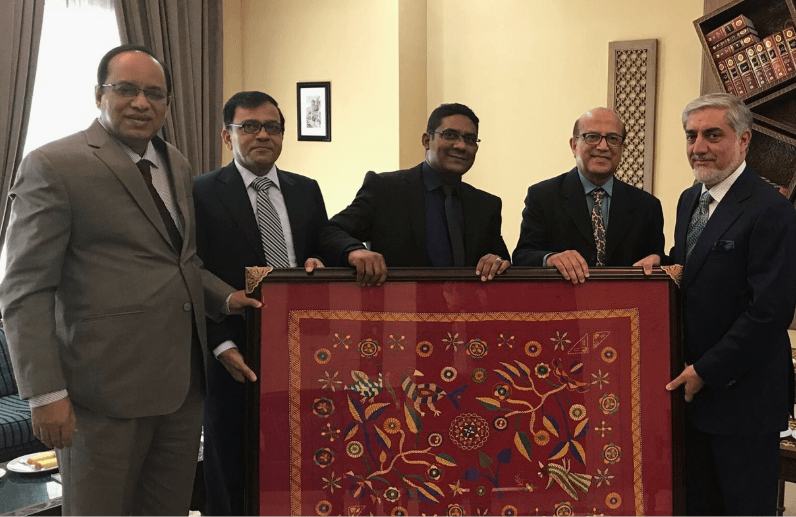 Presenting a BRAC Souvenir to Abdullah Abdullah, Chief Executive of Afghanistan.