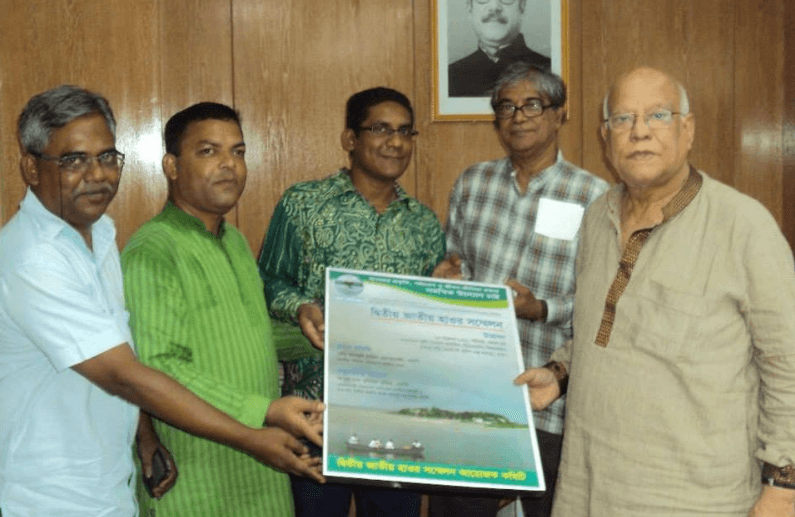 Handing a Souvenir to Finance Minister Abul Mal Abdul Muhith after the 2nd Haor Convention.
